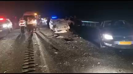 مصرع 3 اشخاص واصابة اخرين بحادث طرق بالنقب